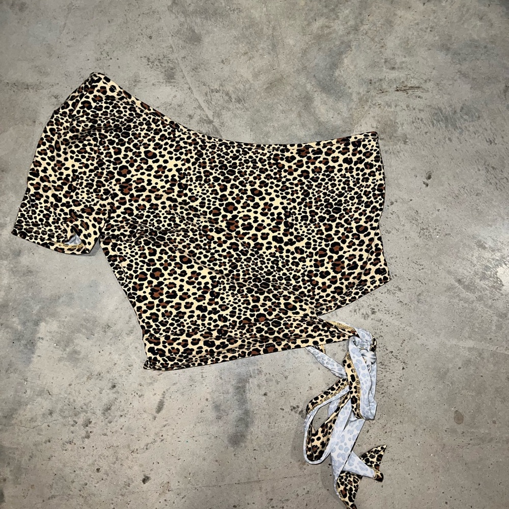 Leopard crop